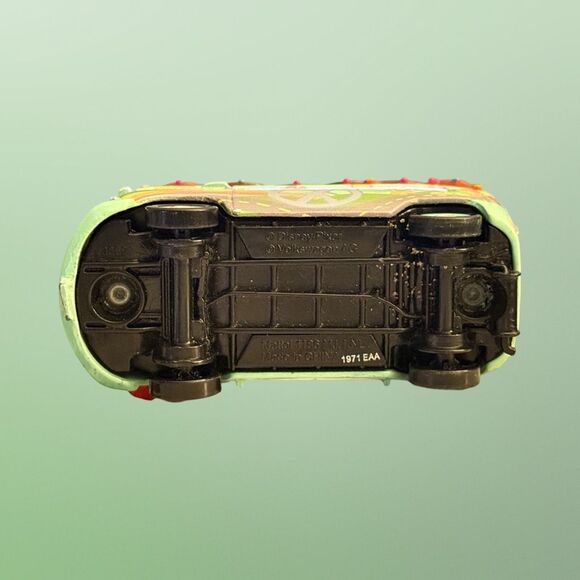 Disney Pixar CARS 2 Peace Filmore DieCast VW Bug Car Van 1:66 B4 - Picture 3 of 6